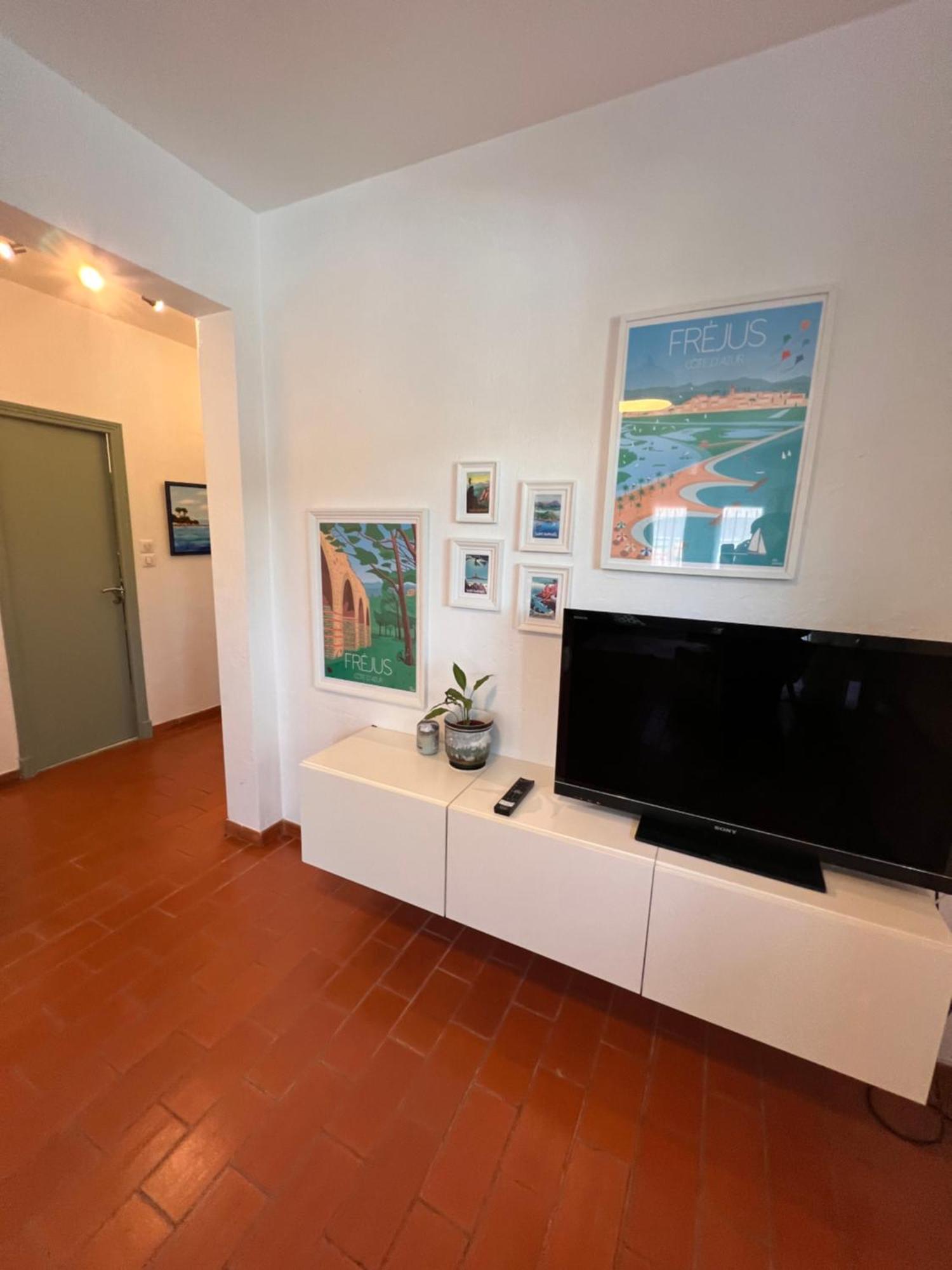 Apartment Simone, Maison, Quartier Calme, Grande Terrasse, Spa, Barbecue, 2 Frejus