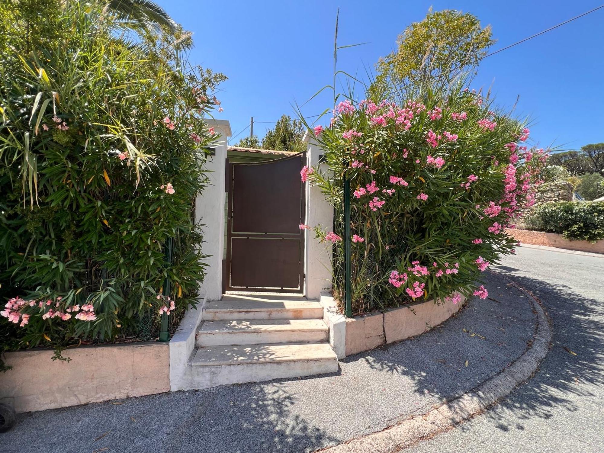 Apartment Simone, Maison, Quartier Calme, Grande Terrasse, Spa, Barbecue, 2 Frejus